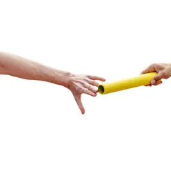 En person som holder en gul gjenstand