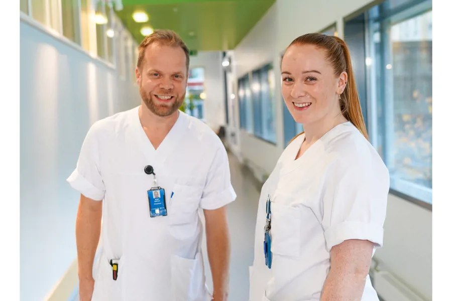 En mannlig sykepleier og en kvinnelig sykepleier i hvite frakker